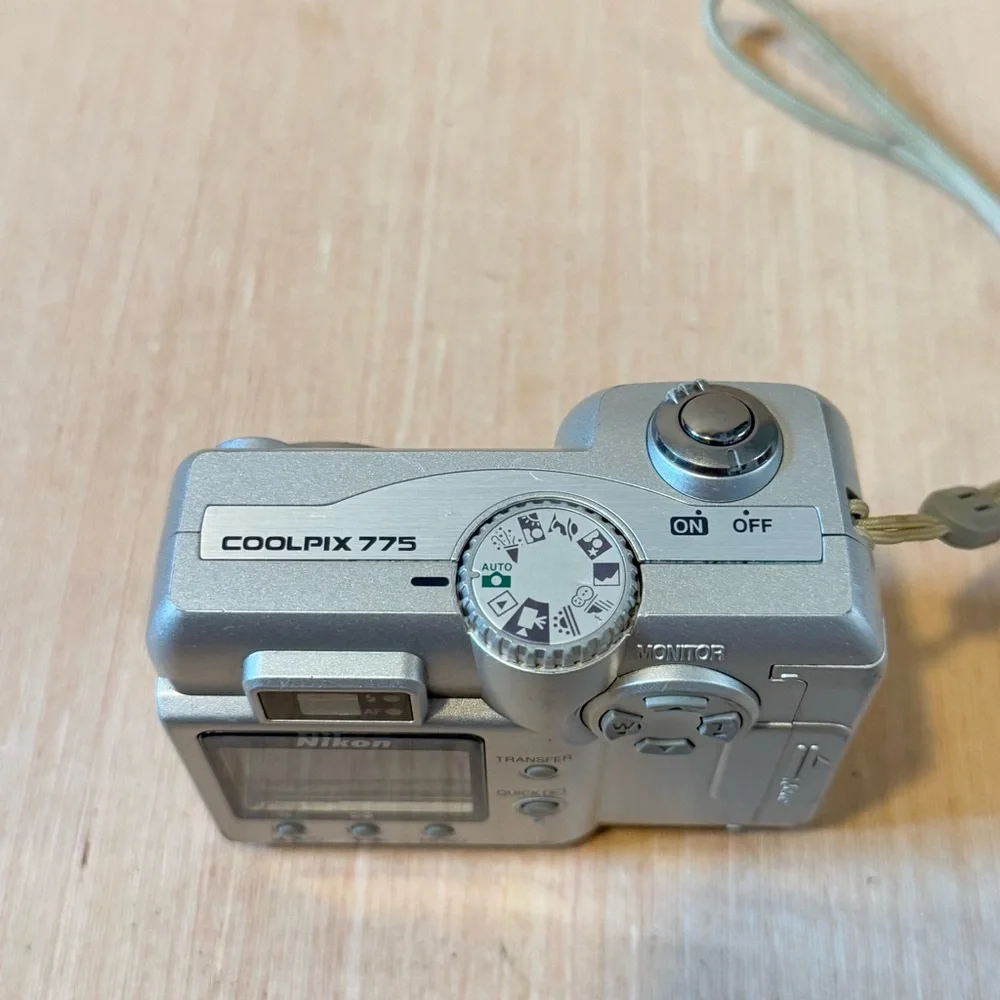 Nikon COOLPIX 775 2.0MP Digital Camera Silver “UNTESTED”Turns On No Charger Read